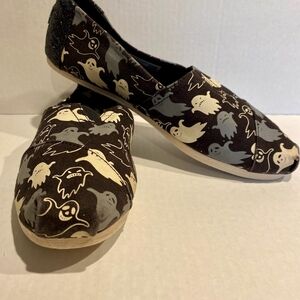 Tom's Ghost Print Glow in the Dark Slip-On Shoes Size 9.5